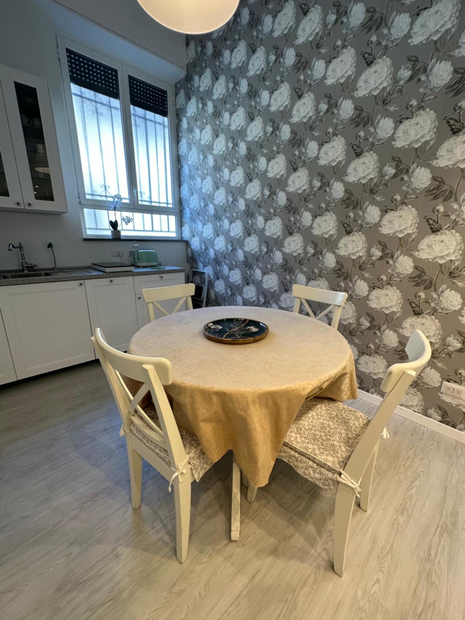 Flowers, A Cozy Suite In Milánó Kültér fotó